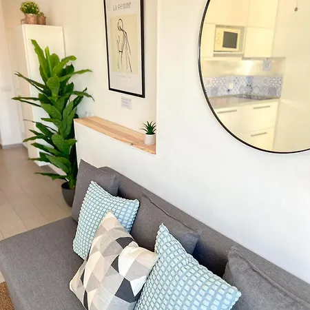 Elegant 1bdr Bright Flat With Pool Апартаменти