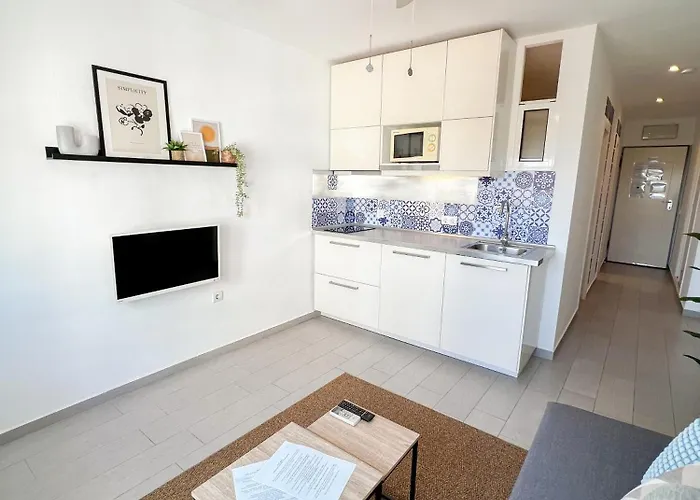 Elegant 1bdr Bright Flat With Pool Torremolinos